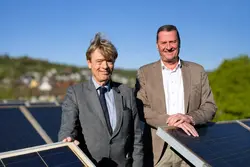Dr. Matthias Mauz und Stefan Eberspächer auf dem Dach des Robugen-Standorts in Esslingen